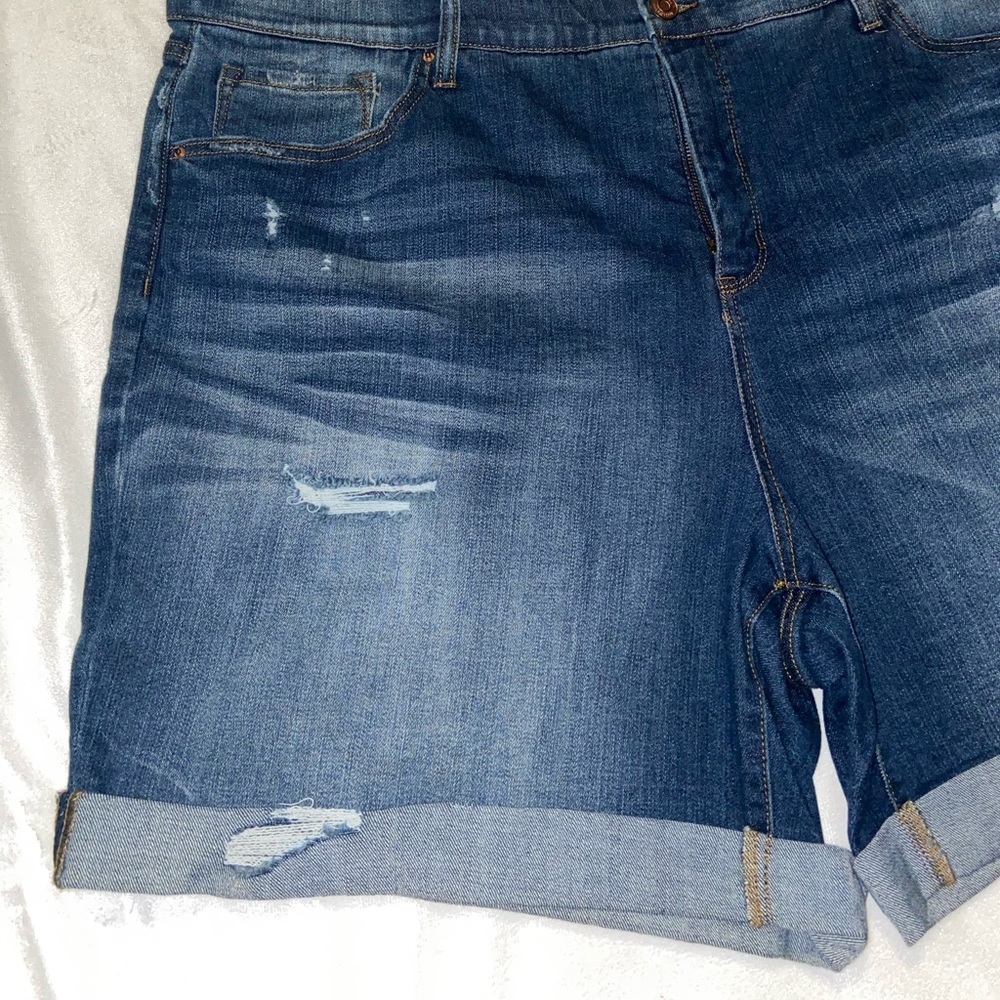Women’s Plus Size Distressed Denim Shorts NWT - Picture 2 of 6